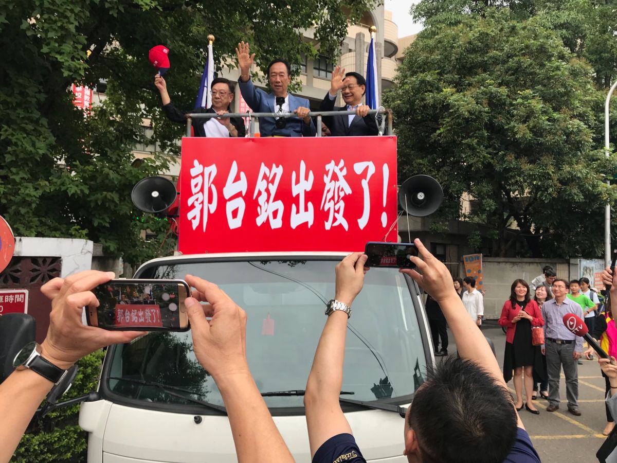 ▲郭台銘(左二)站上民主戰車，表示是「認真的」；聯電榮譽副董宣明智(左)、國民黨新竹市黨部主委呂學樟(右)陪同。（圖／記者常似虎攝，2019.05.23）