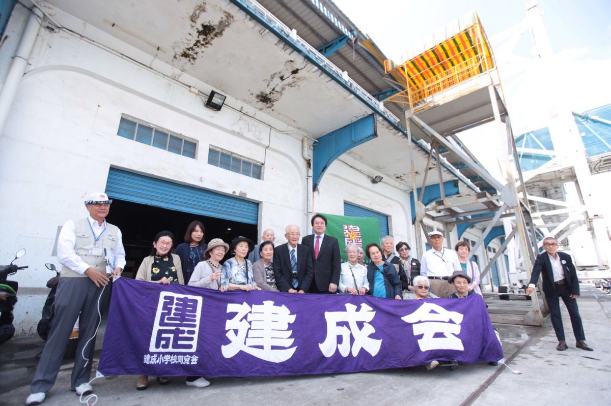 ▲灣生造訪基隆，市長林右昌抽空陪同走訪港邊倉庫。（圖／基隆市政府提供）