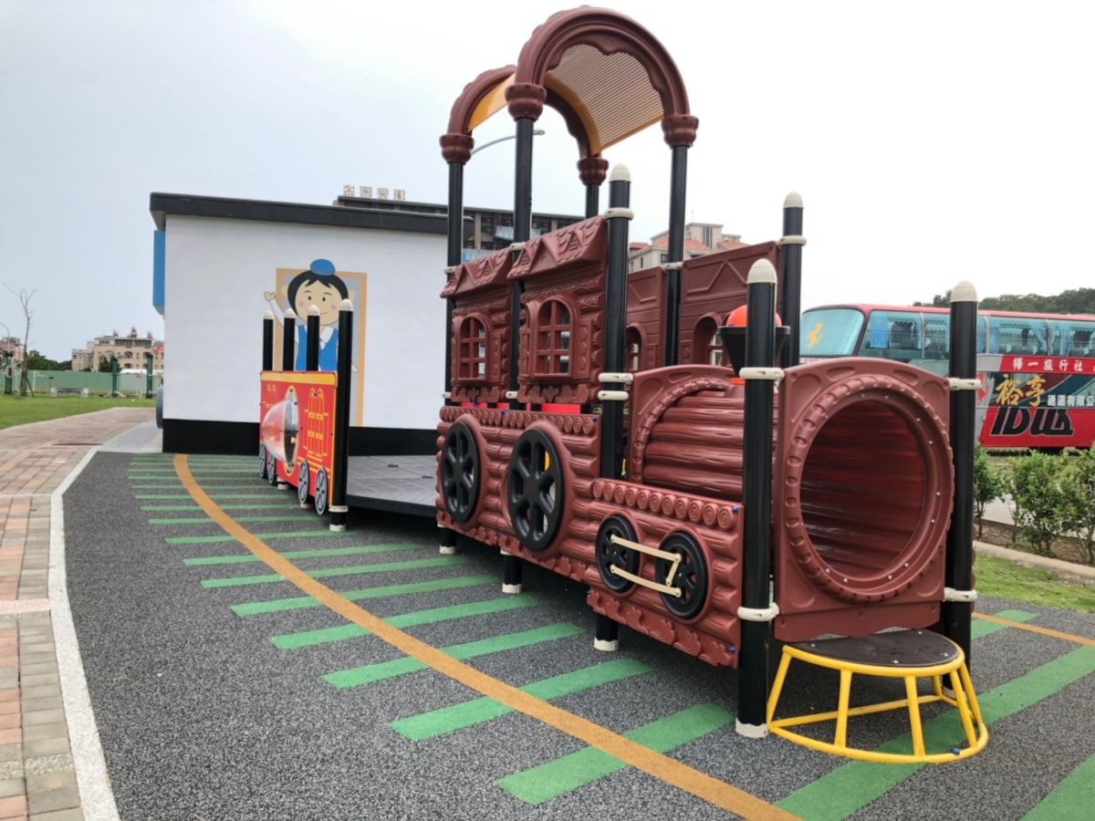 ▲位於山外重劃區的「火車卡通風」兒童公園公廁因為設計超萌，最近成為拍婚紗及熱門拍照打卡景點。（圖／蔡若喬攝, 2019.05.23）