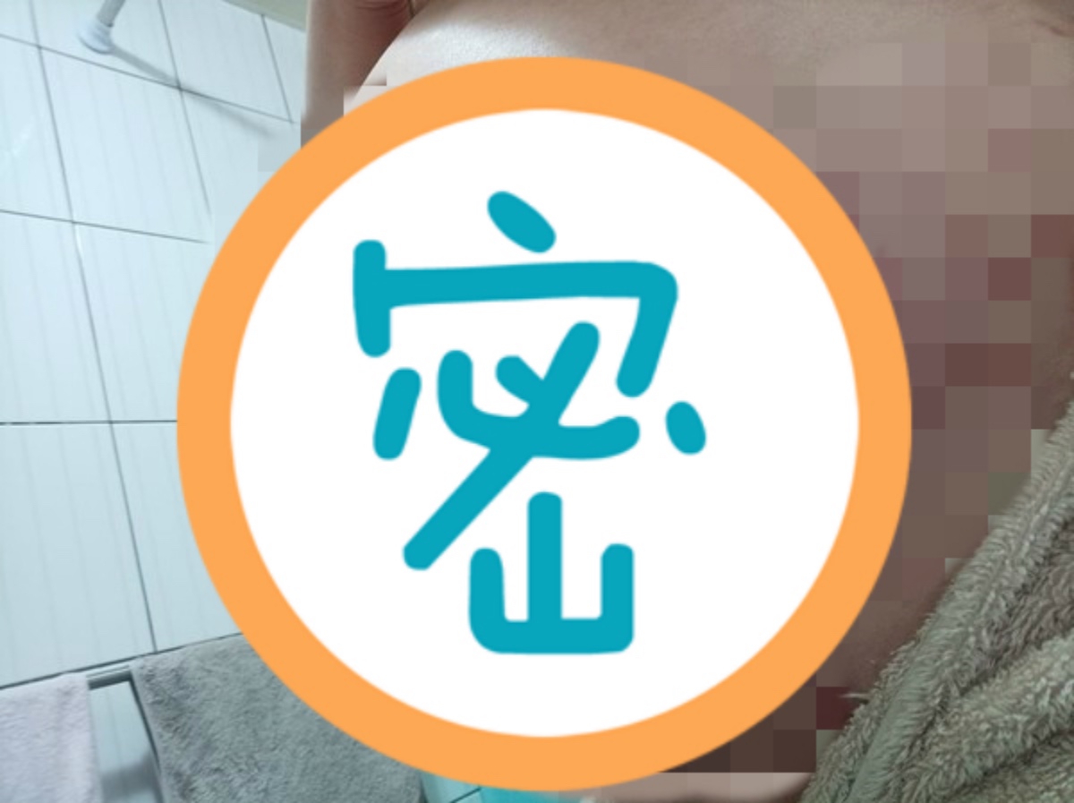 ▲「紅色小蟲」爬滿肚皮！她忍淚拍下真實模樣…眾人全嚇傻「紅色小蟲」爬滿肚皮！她忍淚拍下真實模樣…眾人全嚇傻。（圖／翻攝自爆廢公社）