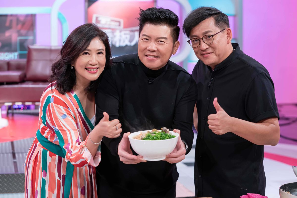 ▲詹姆士（右起）煮麵給方念華和曾國城吃。（圖／TVBS提供）