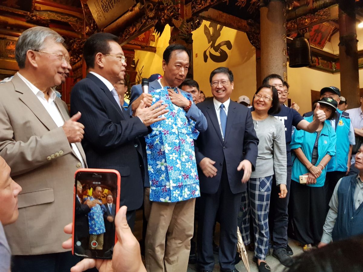 ▲郭台銘(左三)前往新埔義民廟參拜，新竹縣長楊文科(左四)致贈客家花布衫加油打氣。（圖／記者常似虎攝，2019.05.23）