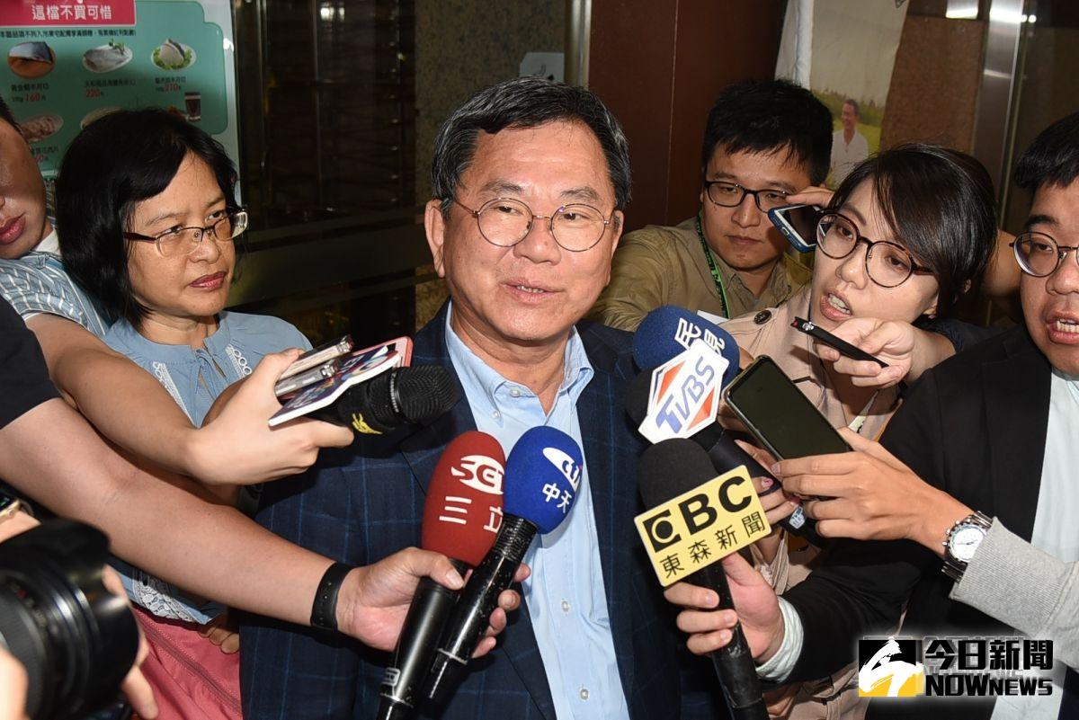 ▲民進黨立委陳明文（右） 日前傳在高鐵上遺失裝有 300 萬現金的行李箱。（圖／NOWnews資料照片）