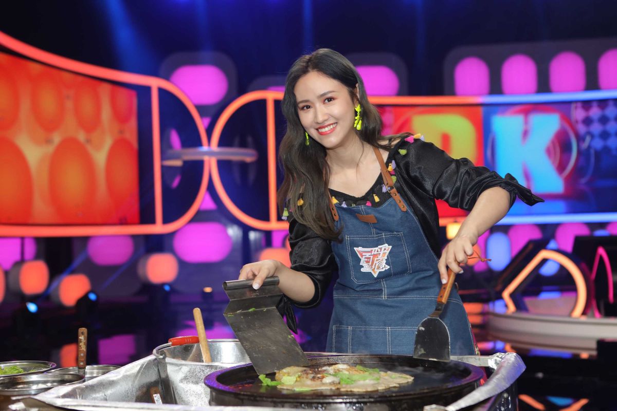 ▲吳姍儒現場下廚。（圖／公視提供）