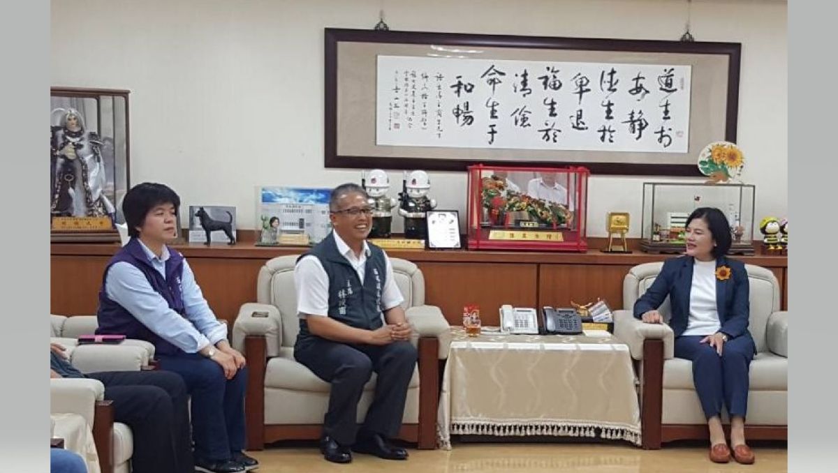 ▲主席林俊甫（中）、副主席廖秀娟向張縣長說明西螺面臨的困境。（圖／記者郭春輝攝，2019.05.23）