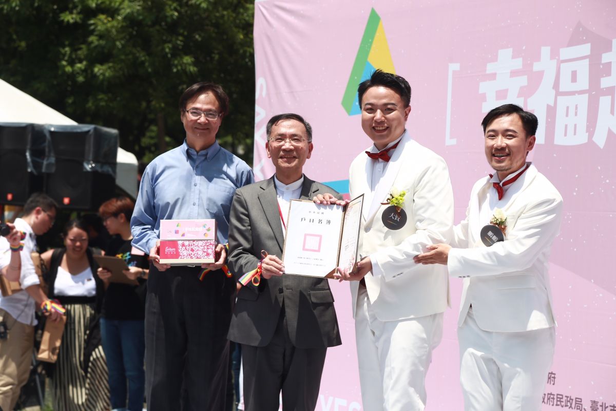 同婚證書由歌手張惠妹和同志前輩祁家威一同簽署。（圖／記者葉政勳攝）