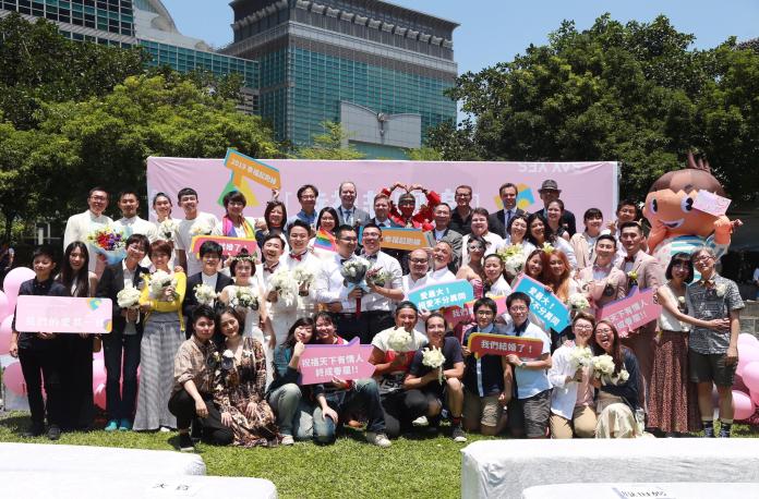 婚姻平權大平台也與台北市民政局合辦「幸福起跑線Wedding Party」，由歌手舒米恩擔任開場嘉賓，加拿大經貿辦事處、歐盟經貿辦事處皆送上祝福。（圖／圖記者葉政勳攝）