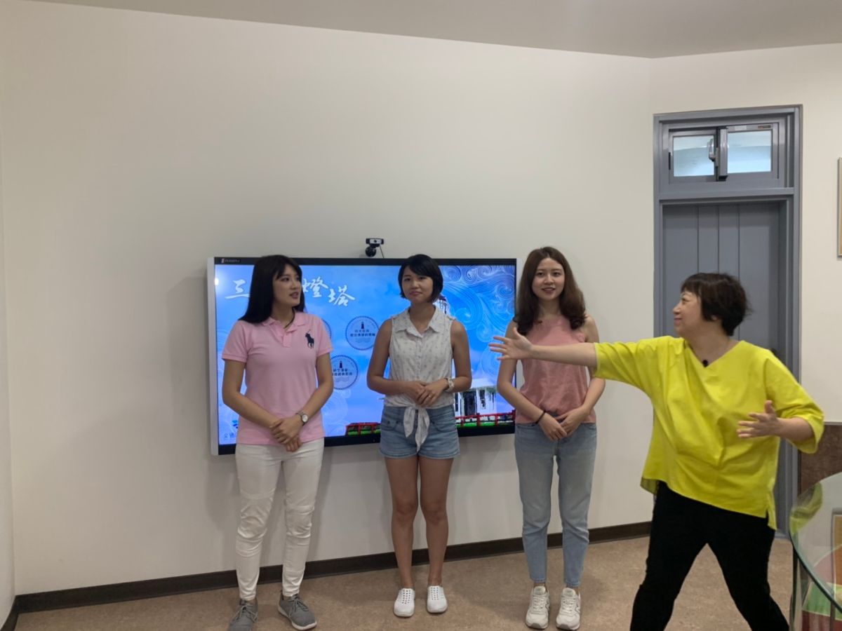 NOWnews今日新聞直播節目「小玉巷仔內」，今（24）日中午到訪有「台灣的眼睛」之稱的三貂角燈塔，由首度亮相的「燈塔S.H.E」帶著網友們一探究竟燈塔的秘密。（圖/NOWnews）