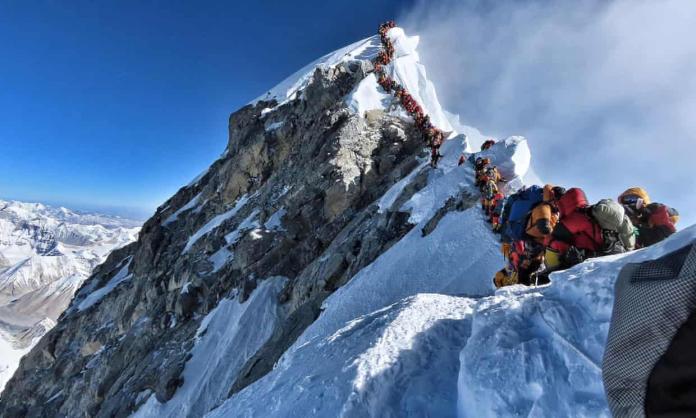 聖母峰「塞車」攻頂大排長龍　3登山客高山症併發猝死
