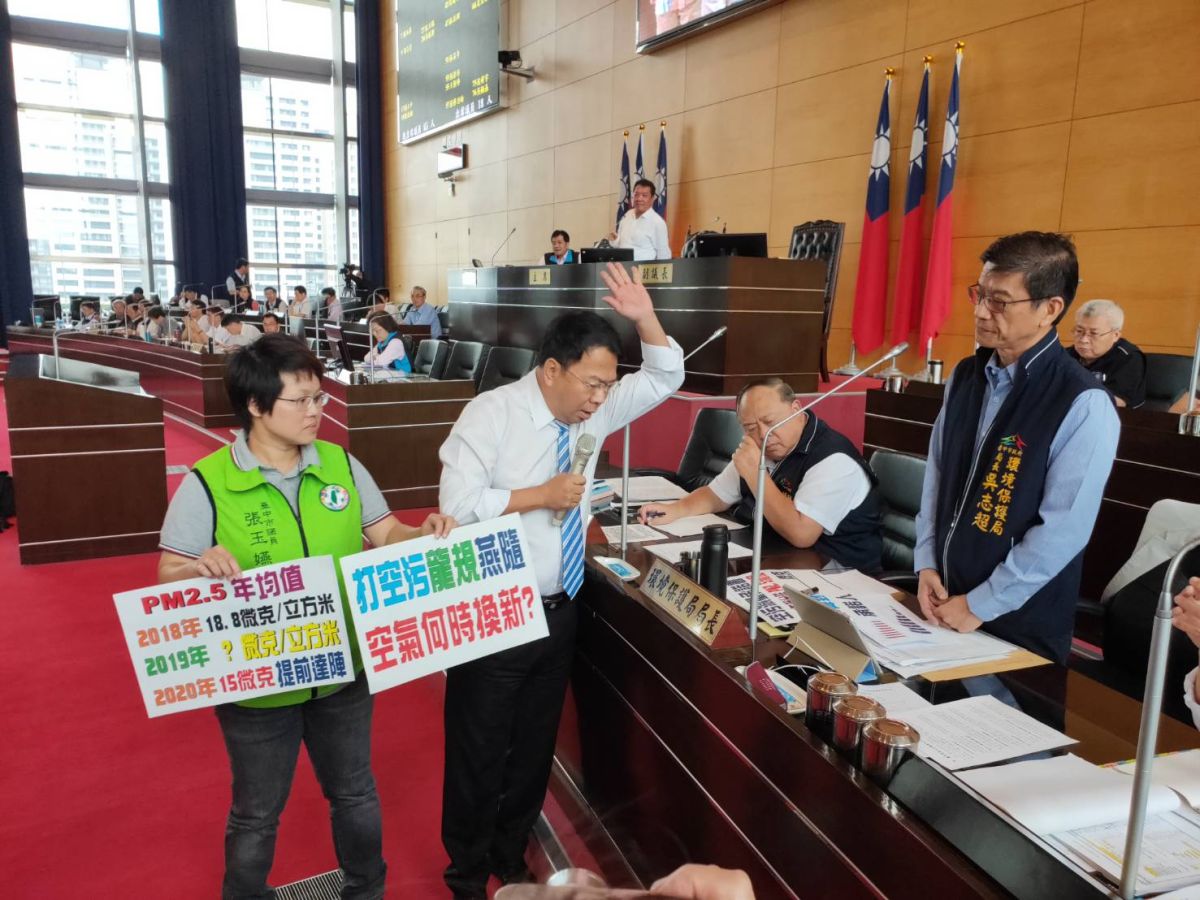 ▲議員謝志忠、張玉嬿拿出「空污減量的承諾書」，要求環保局長吳志超簽名保證。 (圖／柳榮俊攝2019.5.24)