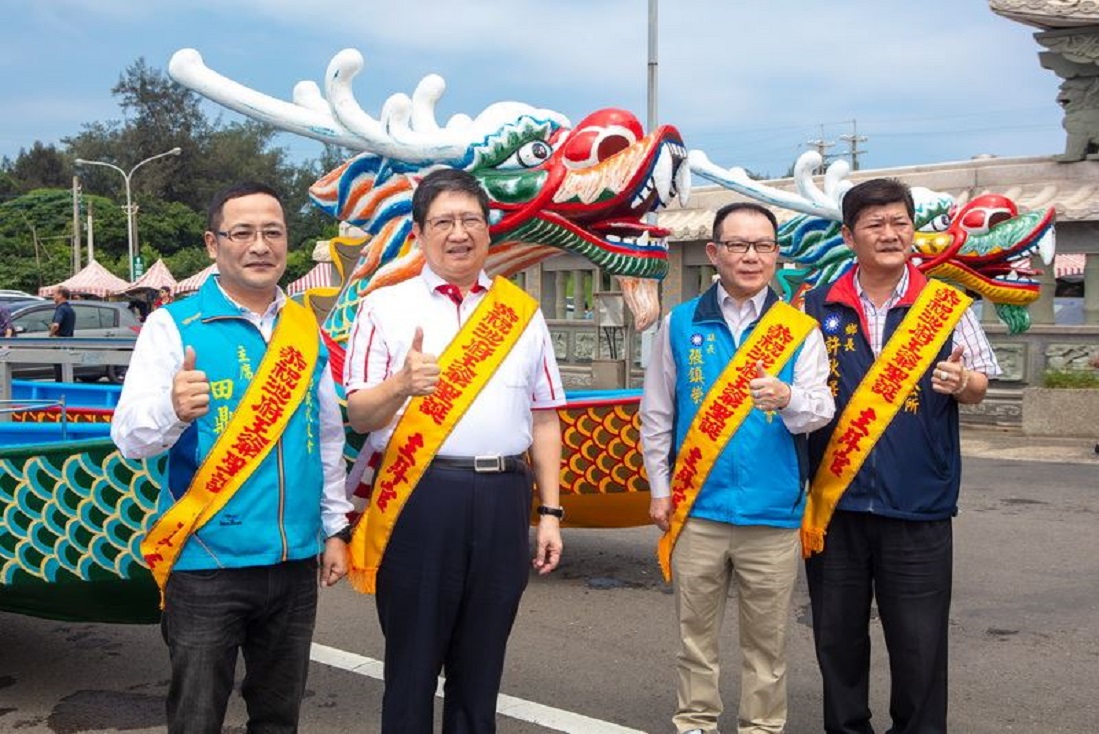 ▲新竹縣長楊文科(左二)、議長張鎮榮(右二)為龍舟點睛，完成下水、祈福儀式。（圖／新竹縣政府提供）