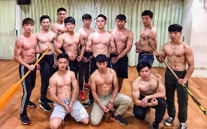 ▲由愛好健身的同學組成的中華龍舟隊，展現結實精壯的肌肉。（圖／中華大學提供）