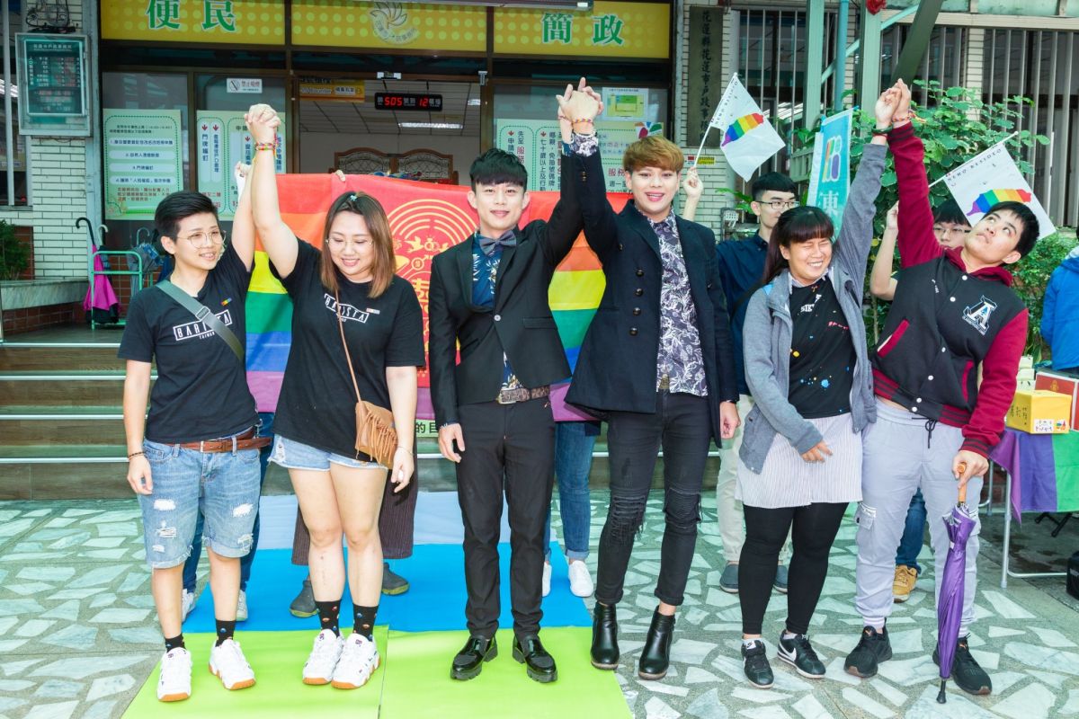 ▲同志婚姻登記首日，總共有４對同志情侶前來登記，現場眾人都為他們祝福。（圖／記者鄭志宏攝）