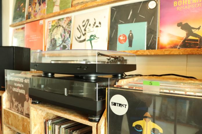 店內音樂都是使用黑膠唱片播放，擺設了多部黑膠唱片機流露老闆對黑膠唱片的熱愛。 （初聲／林毓芳）