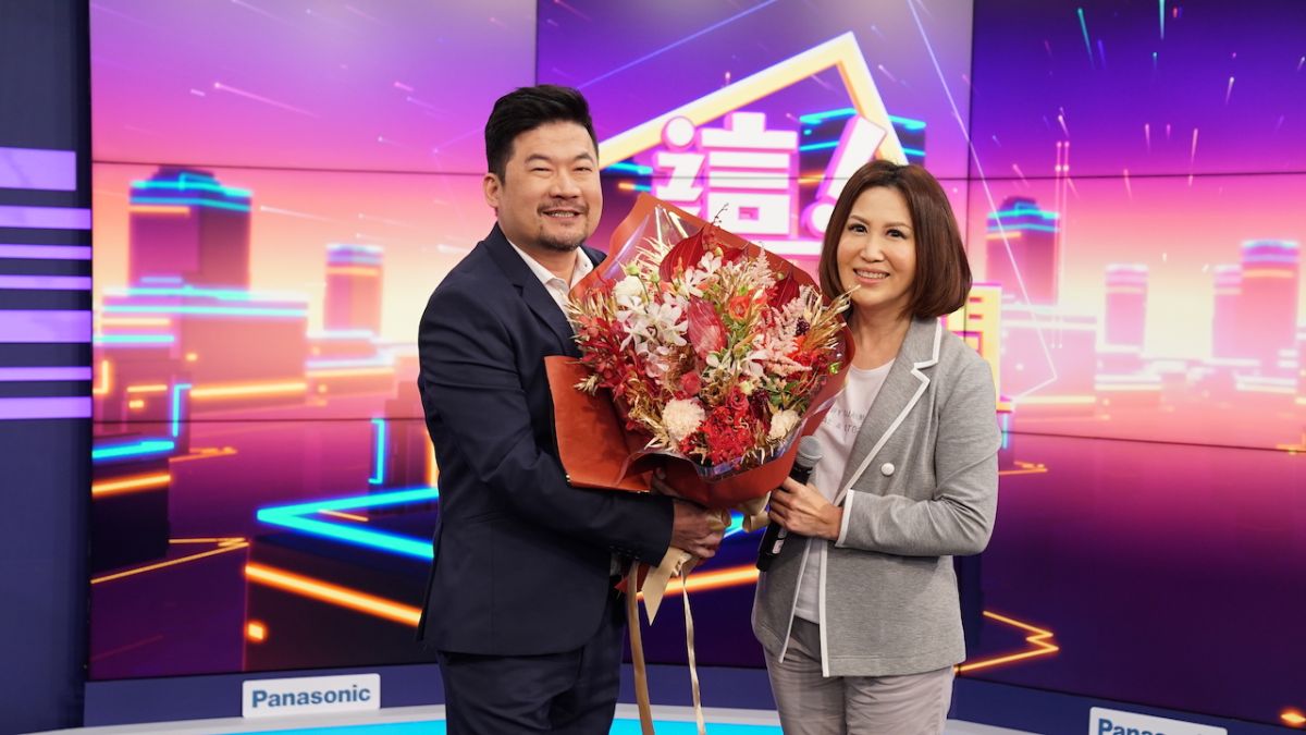 ▲廖慶學（左）為陳斐娟送上祝福。（圖／東森提供）