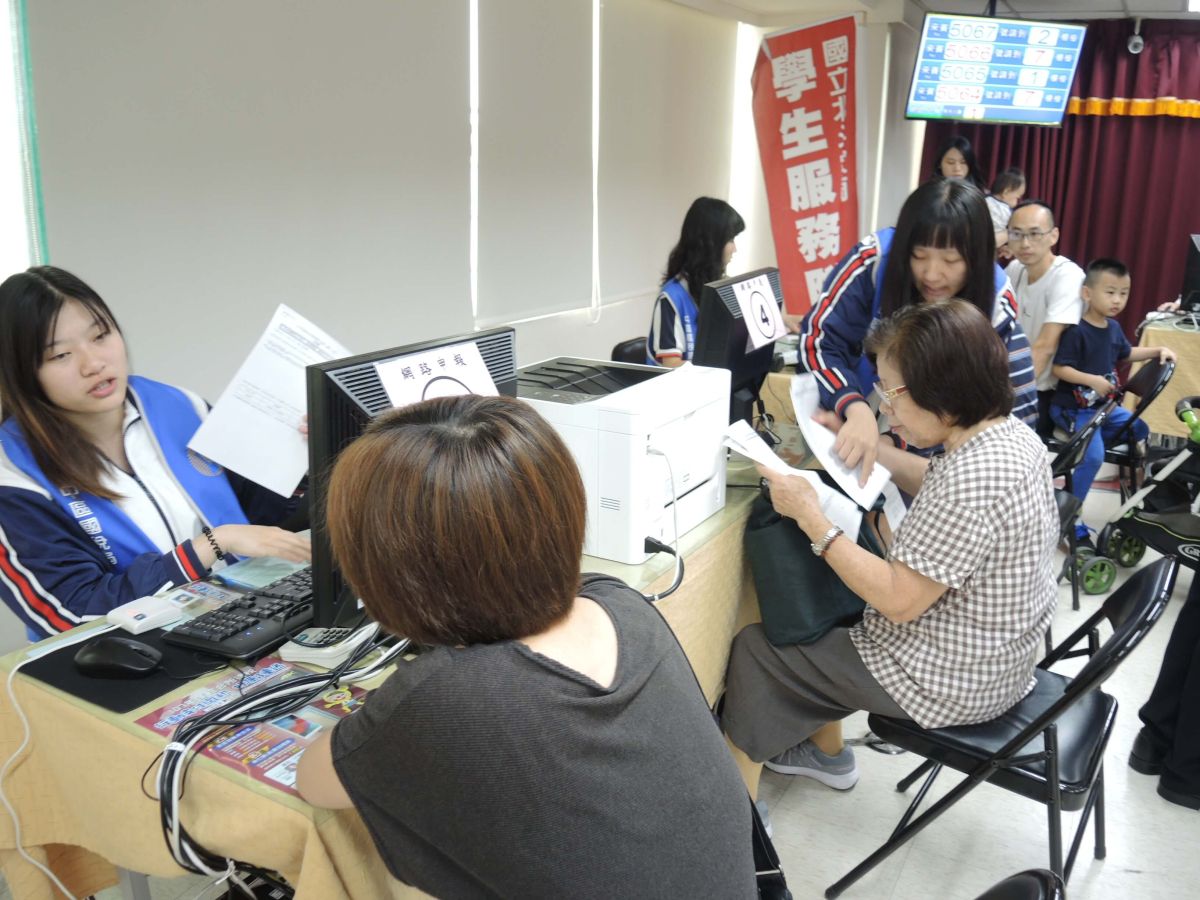 ▲為協助民眾順利完成107年度所得稅結算申報，國立北斗家商遴選認真負責的學生進駐財政部中區國稅局北斗稽徵所納稅服務隊。（圖／記者陳雅芳攝，2019.05.24）