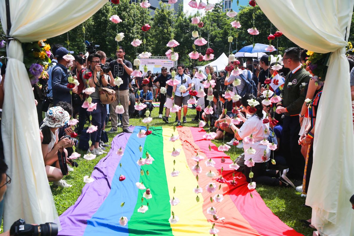 ▲同性婚姻法案於今（24）日上路，同志伴侶只要持相關文件便可赴戶政機關登記結婚。今日一早近20對同志伴侶搶先赴信義戶政事務所登記，會後台北市政府民政局也於101旁廣場舉辦「幸福起跑線Wedding Party」應邀同志新人一起走上彩虹毯。（圖／記者葉政勳攝 , 2019.05.24）