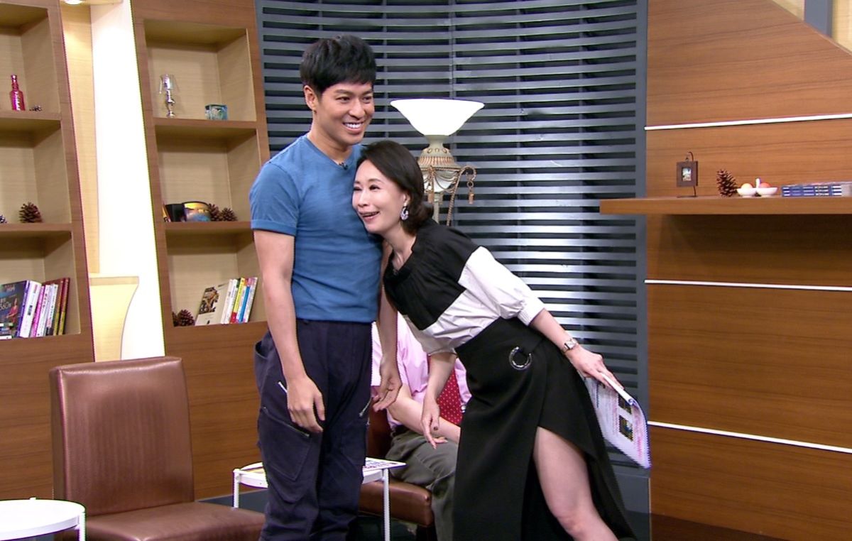 ▲主持人高文音（右）臉貼王海輪胸膛。（圖／年代提供）