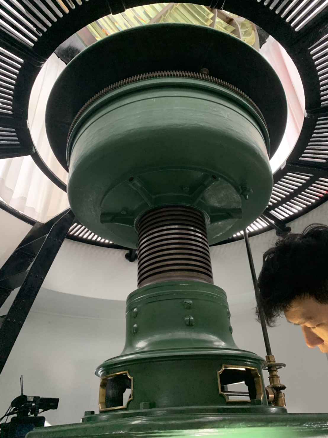 「小玉巷仔內」這次特別走到從未開放的燈塔最上層，帶大家看看二次大戰時遭襲擊掃射的遺跡。（圖/NOWnews）