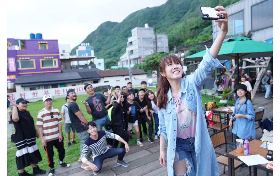 ▲方志友（右）拍戲殺青，清唱〈A Whole New World〉令人驚豔。（圖／翻攝方志友臉書）