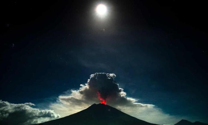 ▲印尼峇里島東部的阿貢火山，周五晚間再度噴發。圖為2018年噴發資料照（圖／翻攝網路）