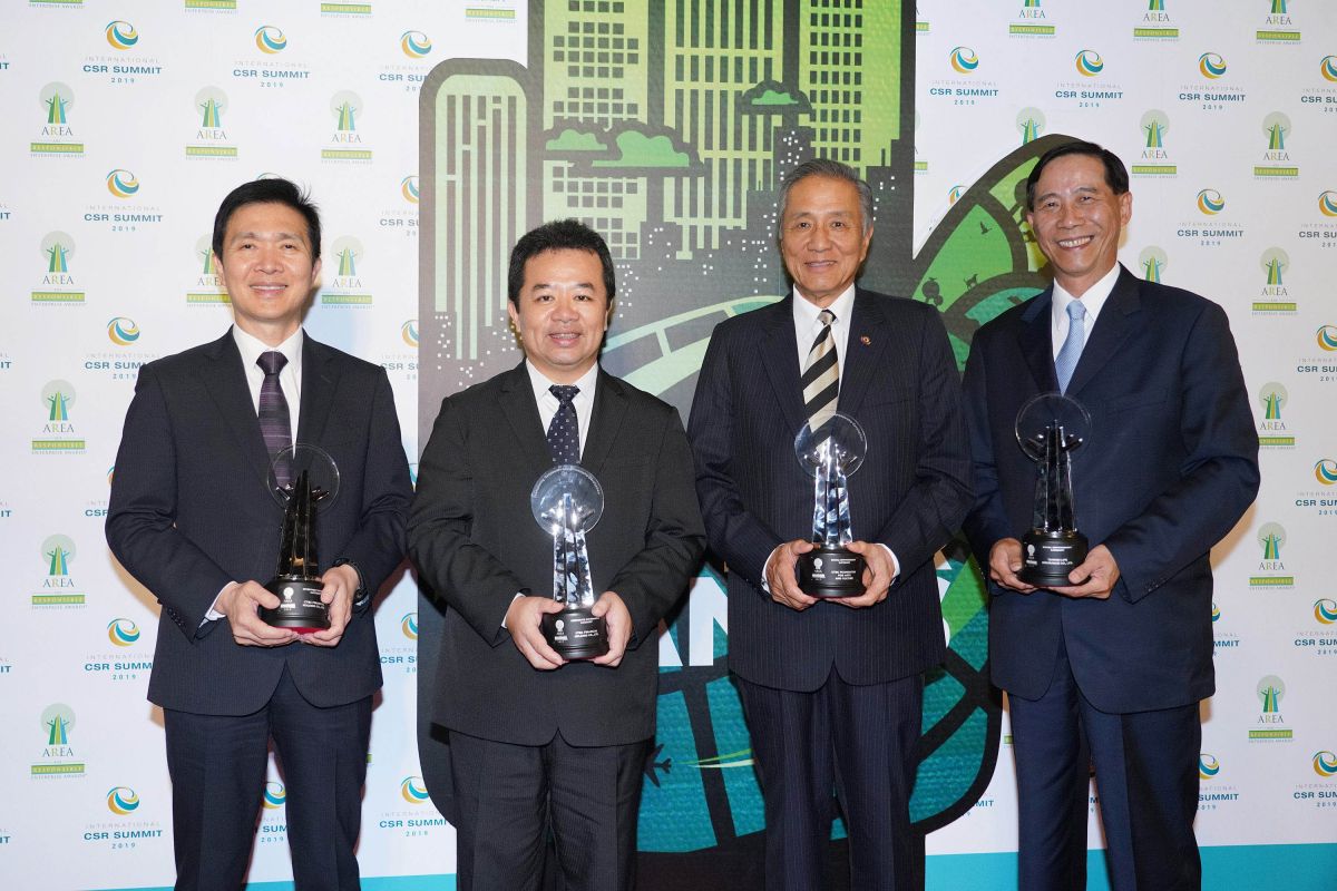 中國信託為「2019亞洲企業社會責任獎」最大贏家，由中信銀行全球人力資源處處長羅宏瑜（左一）、中信金控主任秘書卓長興（左二）、中信文教基金會董事長馮寄台（右二）、台灣人壽總經理莊中慶（右一）代表受獎。(圖／中信金控提供）