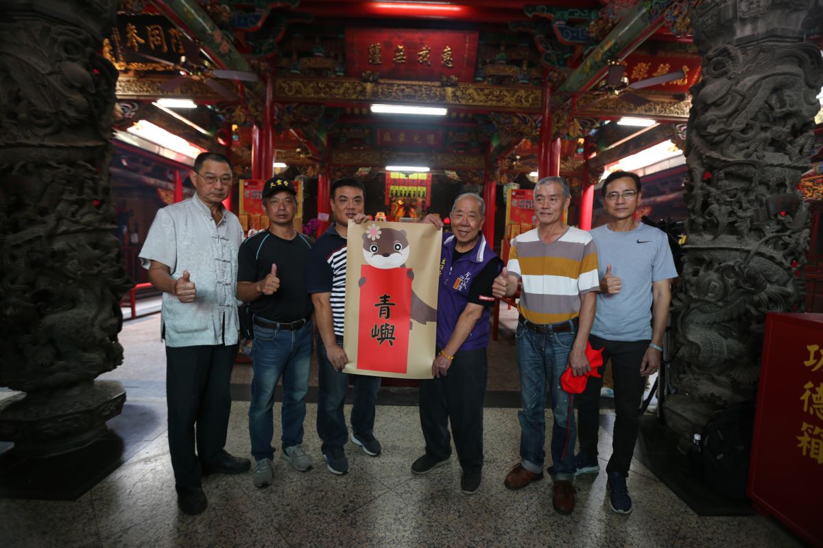 ▲台北市立動物園首度與浯島城隍廟合作，經由擲筊方式選出小水獺的名字，最後選出「青嶼」這個名字。（圖／金門縣府提供）