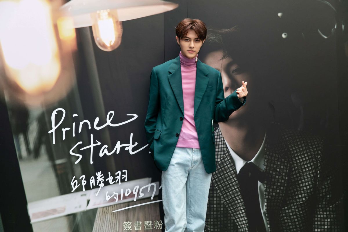 ▲王子邱勝翊推出新書，書中曬出養眼胸肌。（圖／時報提供）
