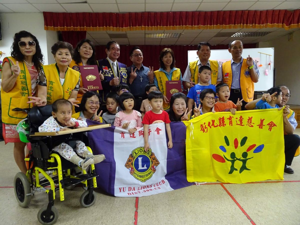 ▲育達獅子會及育達慈善會到家扶發展學園關心慢飛天使，並捐款三萬元，贊助學園早療服務經費。（圖／記者陳雅芳攝，2019.05.25）