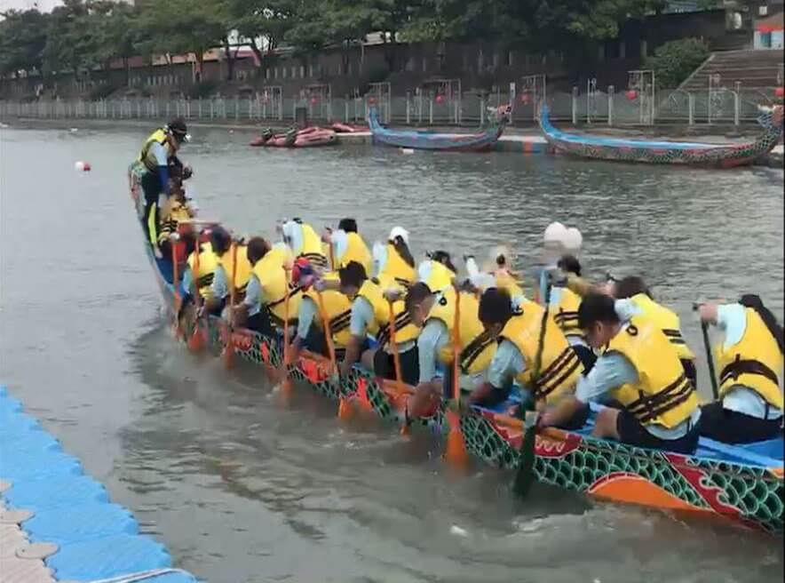 ▲鹿港國際龍舟賽即將登場，今年秀傳醫療團隊也組成二隊參賽，賽前，他們在福鹿溪水道加緊練習。（圖／記者陳雅芳攝，2019.05.25）