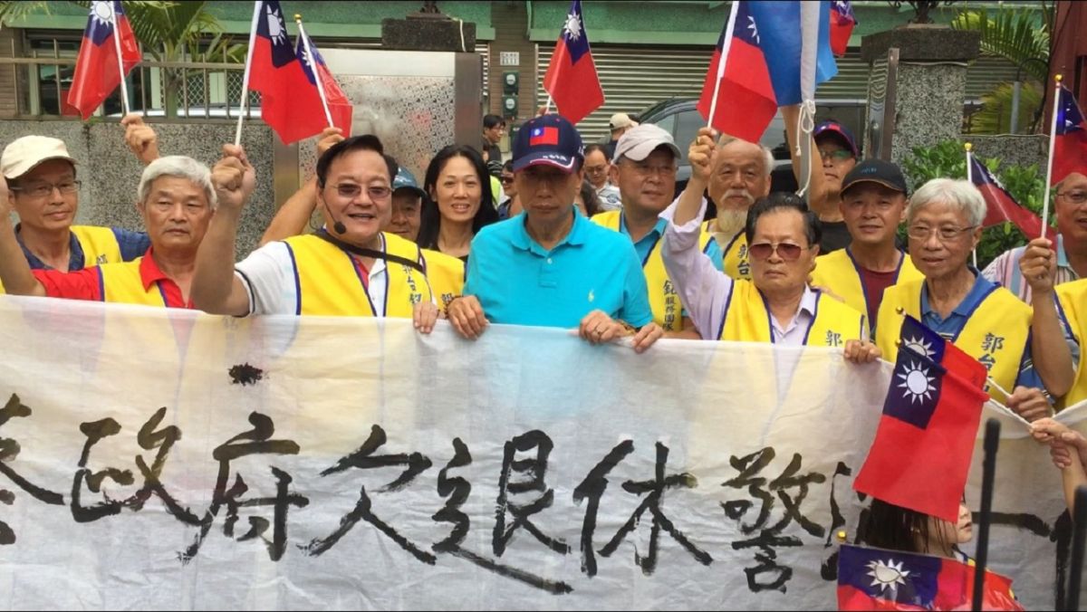 ▲郭台銘與退休警消人員站一起，誓言為警消洗清汙名，消弭不公不義的事。（圖／記者陳惲朋攝 , 2019.05.25）