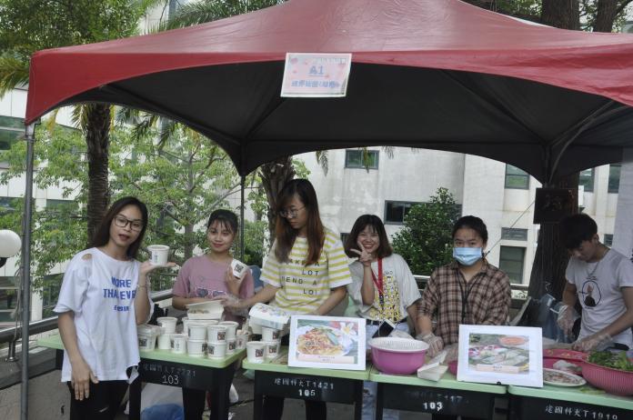 ▲來自越南學生製作涼拌青木瓜絲，聽說購買的人以女生最多。（圖／記者陳雅芳攝，2019.05.25）