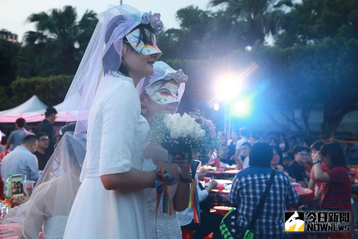 ▲伴侶盟舉辦「2019凱道同婚宴」，多對同志新人齊聚凱道。（圖／記者葉政勳攝 , 2019.05.25）