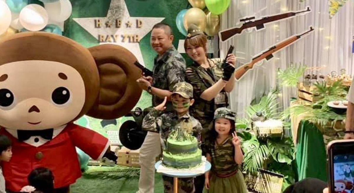 ▲小蜜桃姐姐PO出全家福。（圖／翻攝臉書）