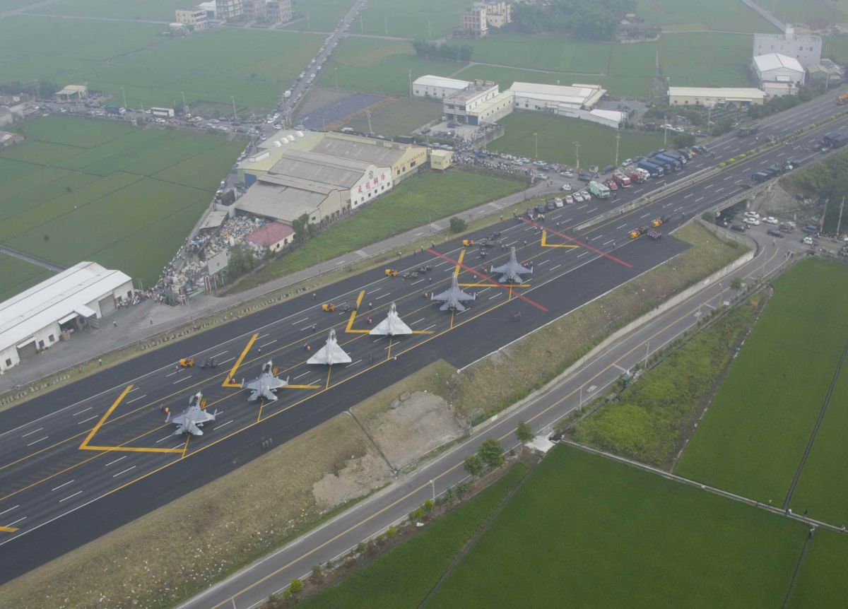 ▲漢光35號演習在27至31日執行，28日規劃戰機在國道1號彰化戰備道起降，將有包括幻象2000、F16與IDF戰機在國道1號彰化戰備道起降。（圖／記者陳雅芳翻攝，2019.05.26）
