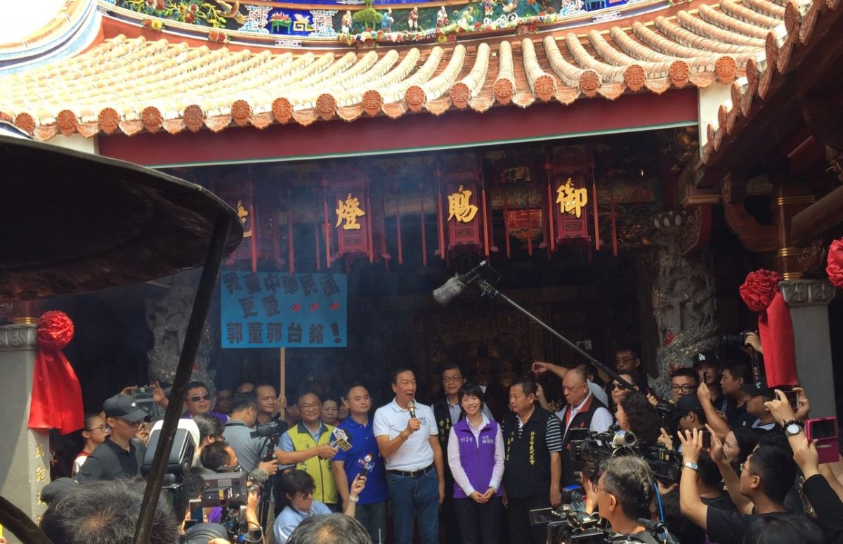 ▲郭台銘在朴子市地方人士的陪同朝拜配天宮媽祖，與此同時就有起乩的乩童等信眾藉以為背景拍照。（圖／記者陳惲朋攝 , 2019.05.26）