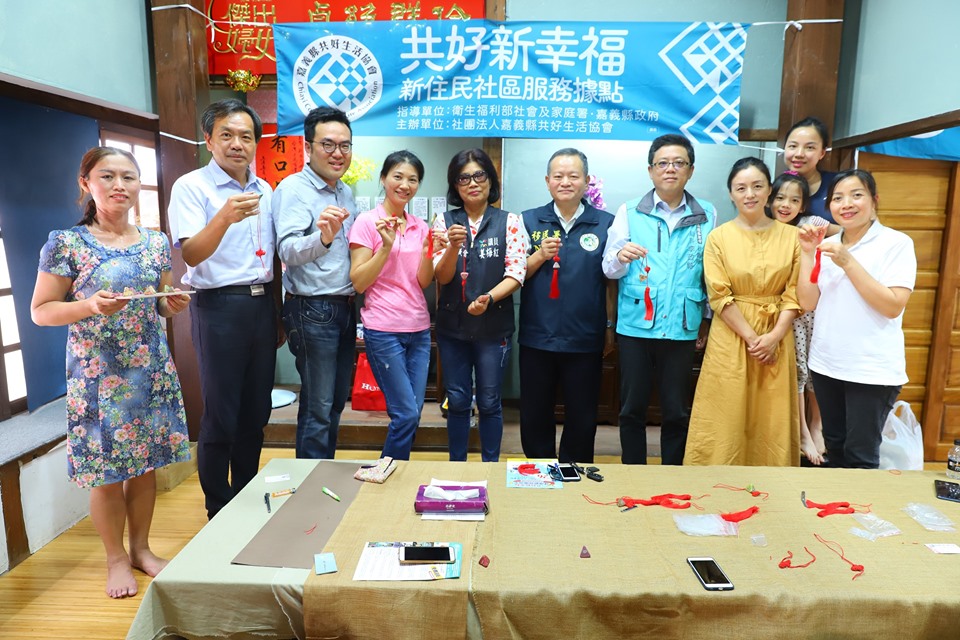 ▲來賓及講師學員共同展示軟陶製作成品。（圖／移民署嘉義縣服務站提供）