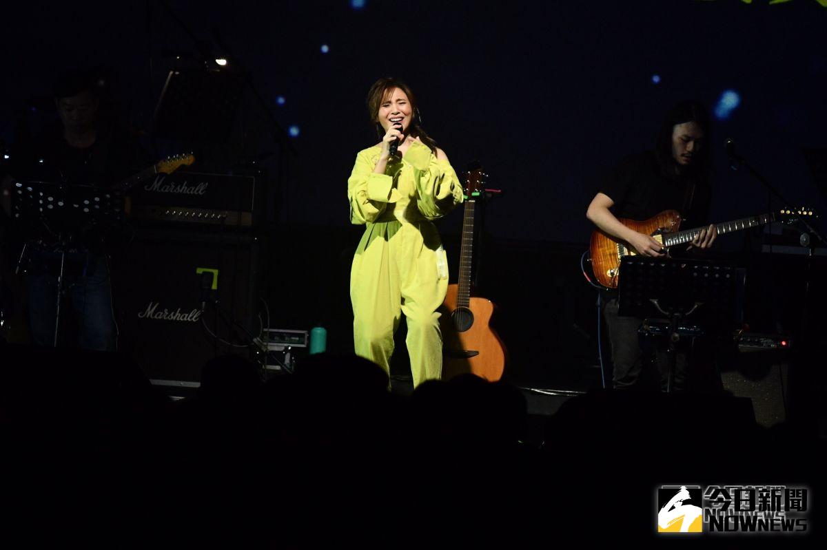 ▲梁文音一連演唱多首金曲。（圖／記者林柏年攝2019.05.26）