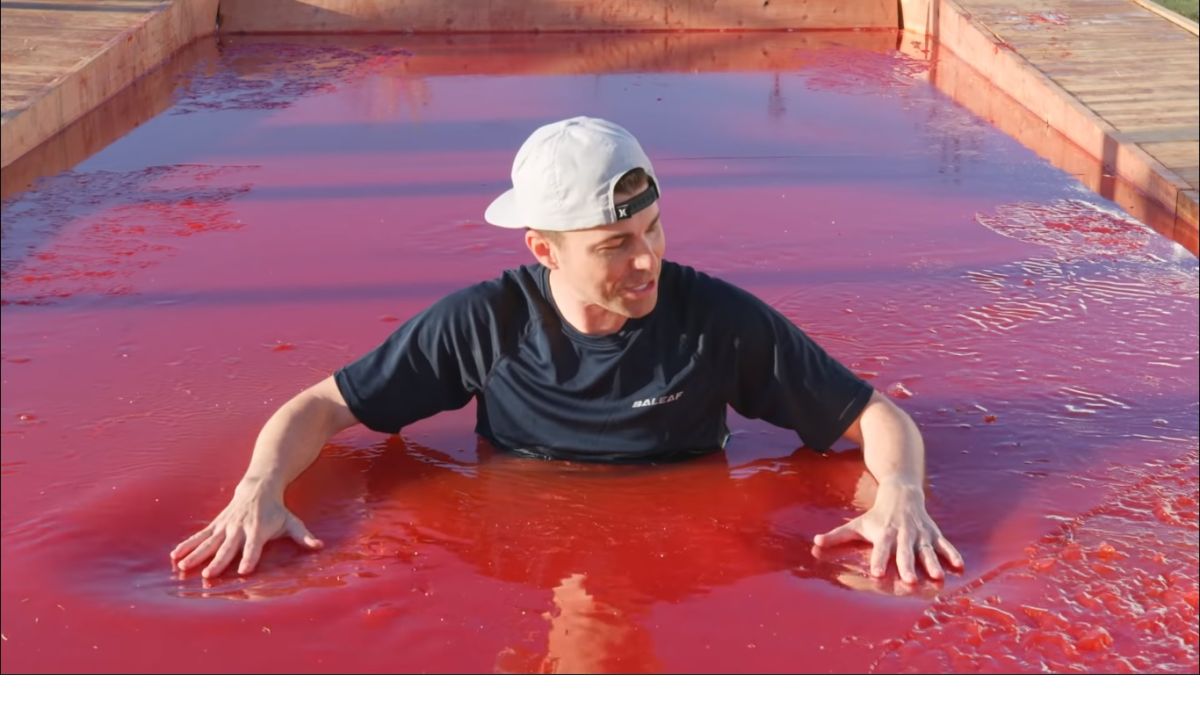 ▲馬克在 YouTube 公開了他設計了半年的最新作品「世界上最大的果凍泳池」。（圖／翻攝自影片）