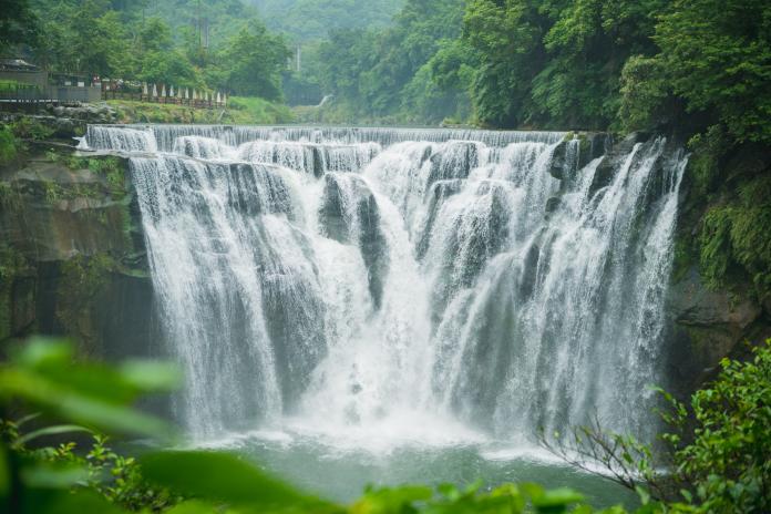 ▲十分瀑布是垂簾型瀑布，因與北美洲尼加拉瀑布相似，被譽為台灣尼加拉瀑布。（圖／新北市觀光旅遊局提供）
