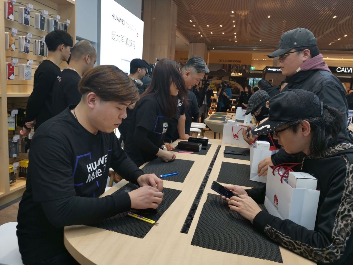 ▲受美國禁令影響，華為手機在英國二手價格劇降，台灣則不受影響。（圖／記者劉士成攝。）