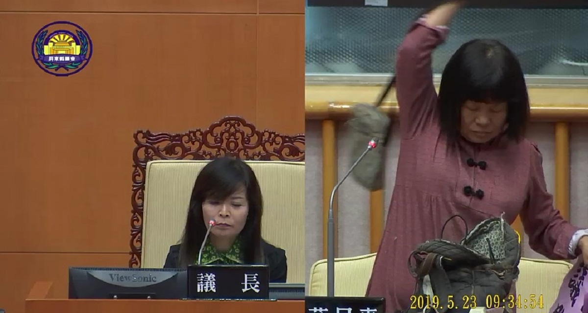 ▲屏東縣議員蔣月惠５月23日議會質詢時因手拿「議長好、縣長好」大字報，才開口便遭主席周碧雲出聲制止，以未遵守議事規則，將蔣月惠的麥克風關掉消音。蔣月惠當場氣憤離席。（圖／屏東縣議會提供）