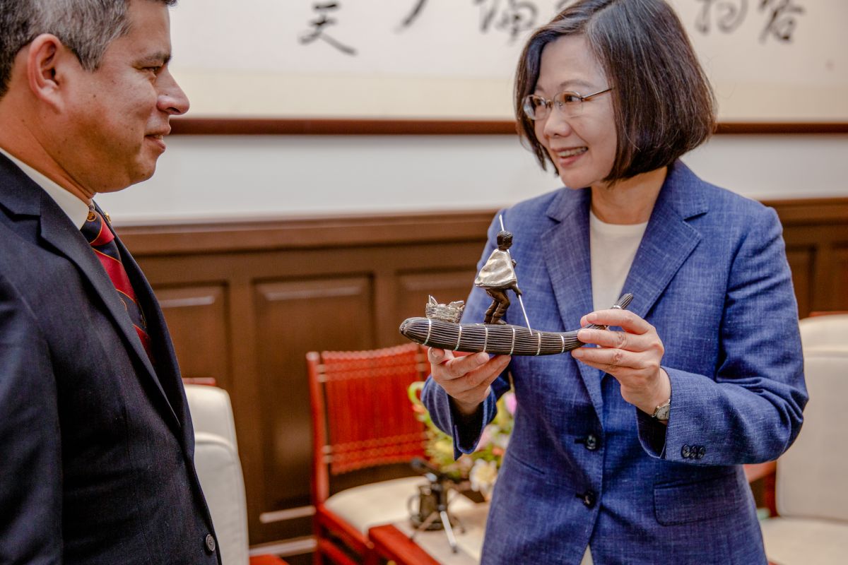 總統蔡英文27日接見秘魯國會前議長、現外交委員會主席卡拉瑞達，感謝秘魯聲援我參與「世界衛生大會」（WHA）。（圖／總統府提供）