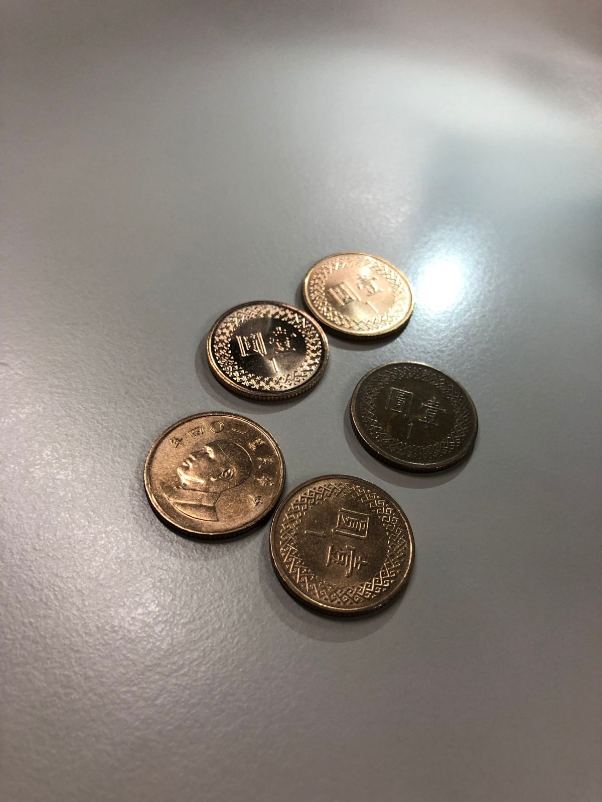 ▲ 1 圓硬幣是銅製品，專家表示，銅離子可以抑制細菌孳生，能夠除去鞋子淋濕的臭味。（圖／記者王柏文攝）