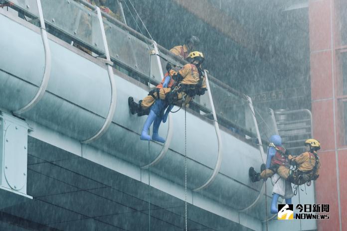 萬安演習北捷運動物園站模擬火災　警消冒雨高空繩索救援
