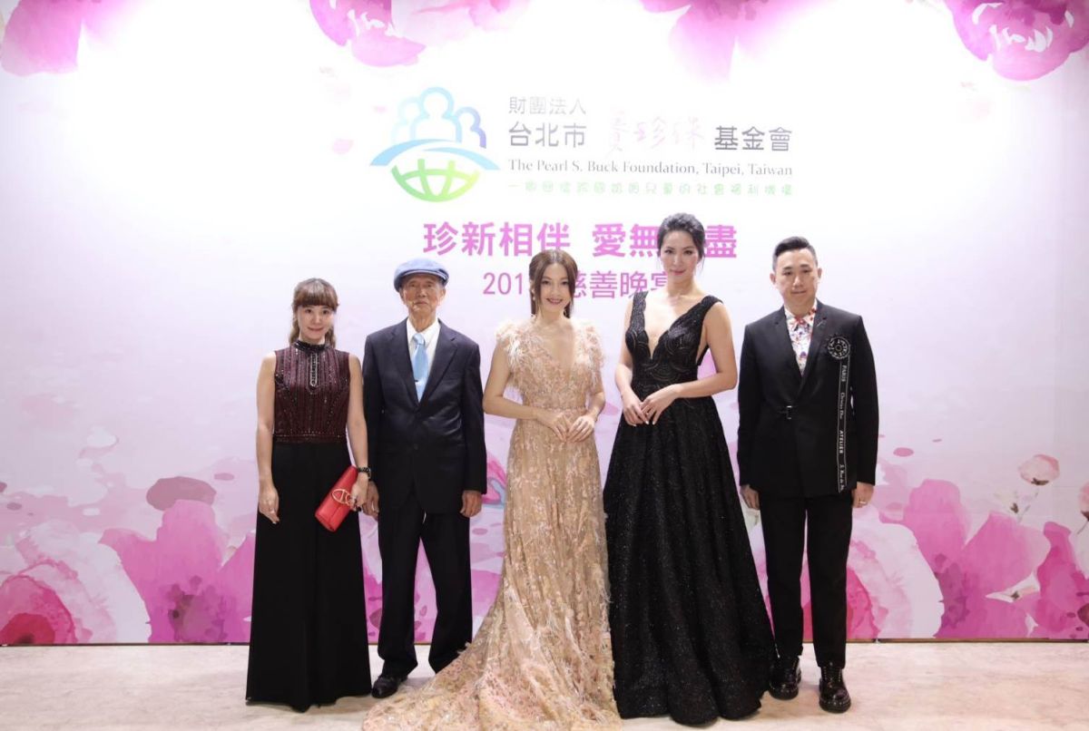 ▲從左至右，本會李佳霈董事、尤英夫董事長、愛心大使王曉書、愛心大使張珈瑜、王仁雋董事共同呼籲大家愛心關懷新住民子女。（圖／資料照片）