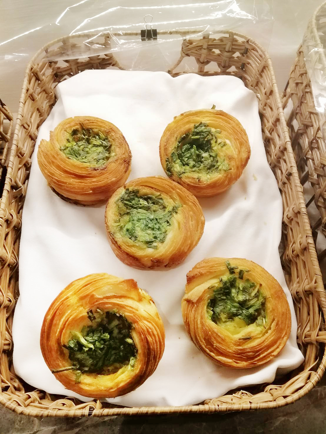 ▲香濃酥脆似可頌的珠蔥丹麥麵包。（圖／新北市農業局提供）