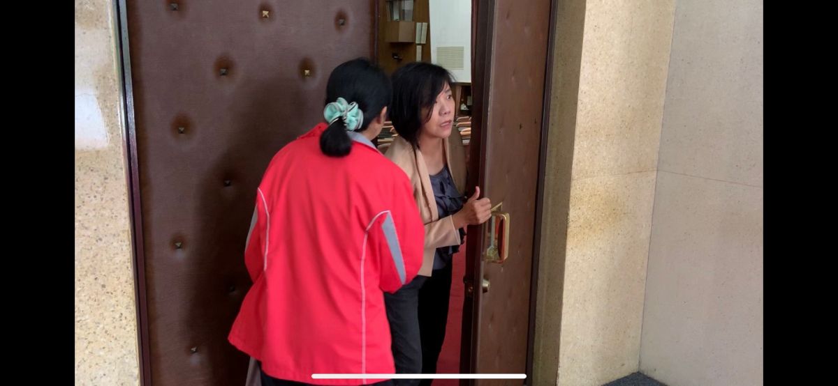 在國民黨團去巡視議場每個可出入的門時，民進黨立委趕緊從正門離開。 (圖/記者吳承翰攝)