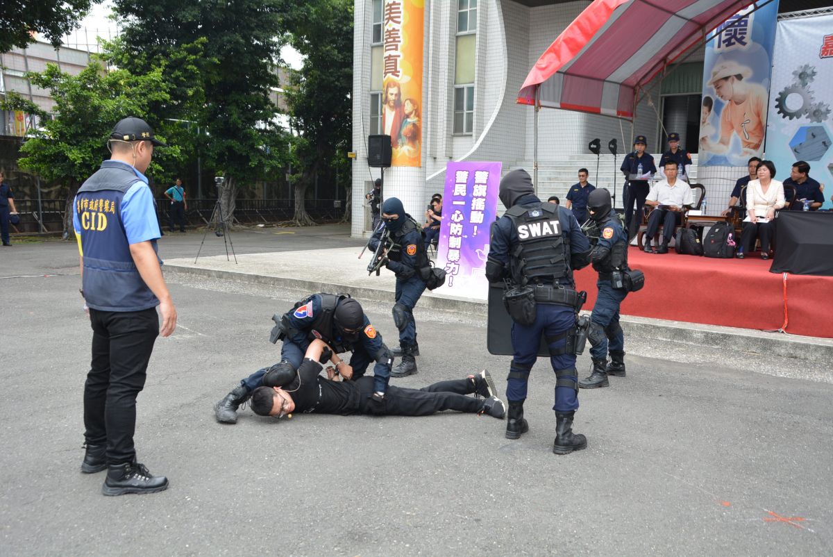 ▲警方迅速壓制、逮捕犯嫌。（圖／記者郭政隆攝影2019.5.27）