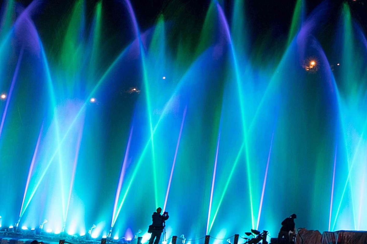 ▲遊客可於深澳漁港的港邊，觀看全台首次的漁港水舞展演。（圖／示意圖，新北市政府觀光旅遊局提供提供）